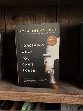 Lysa TerKeurst "Forgiving What You Can't Forget" - Hard Cover